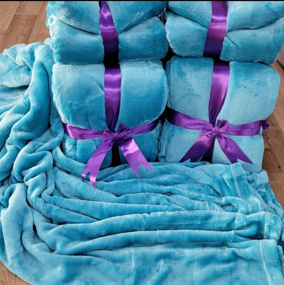 💙 Blue Flannel Blanket - Picture 2 of 2